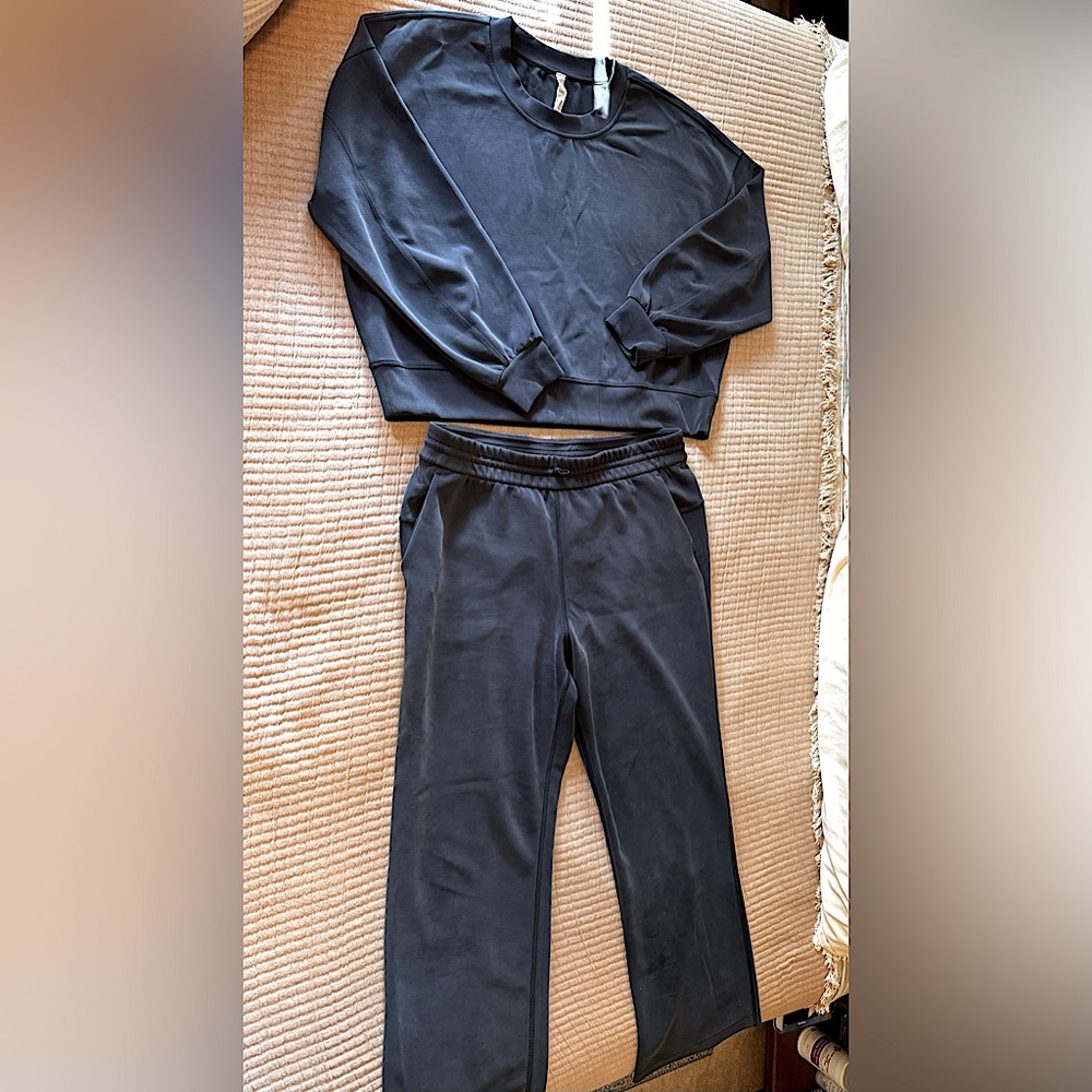 Lululemon Softstreme pants & crew neck pull over sweatshirt. Size 12 Navy